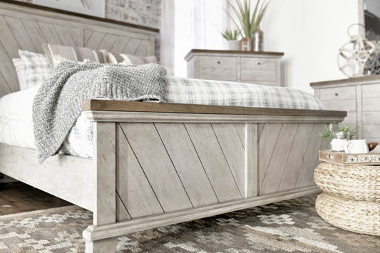 Bear Creek - Queen Sized Bed - Rustic Whitewash Finish