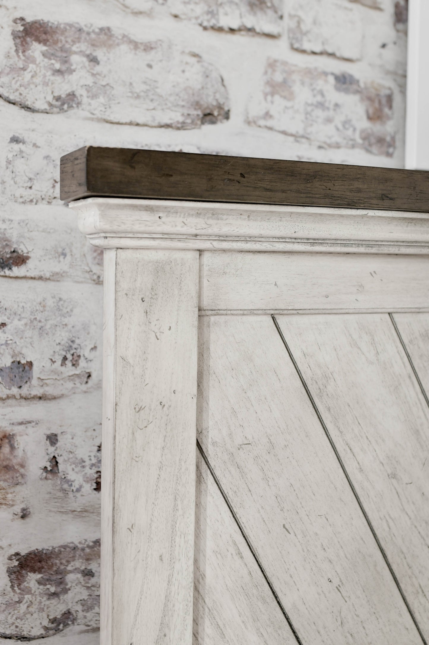 Bear Creek - Queen Sized Bed - Rustic Whitewash Finish