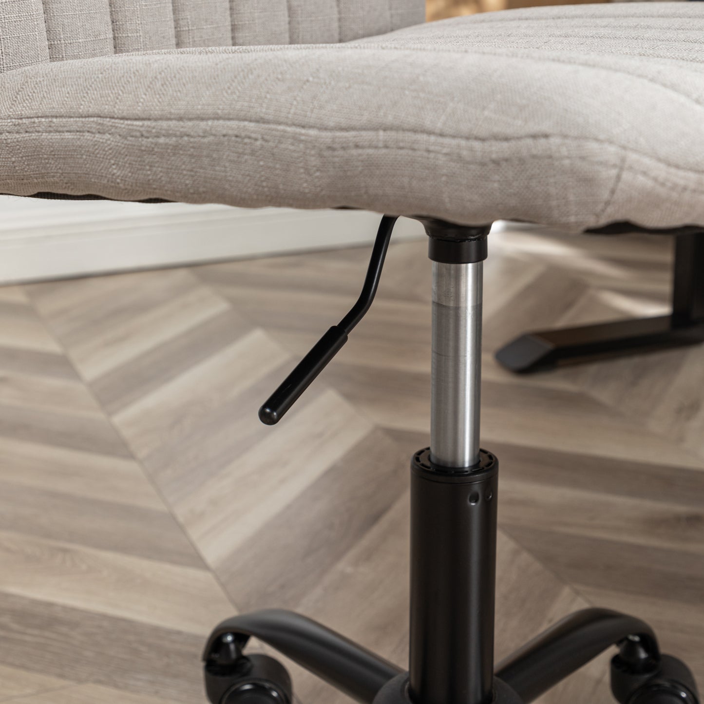 Contemporary Masar Swivel Office Chair with Adjustable Height