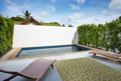 2' x 3' Rectangle Indoor/Outdoor Rug with Geometric Texture, High-Low Cut & Loop, Power Loomed Lime Green