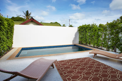 2' x 3' Indoor/Outdoor Rectangle Rug, High-Low Loop Texture, Polypropylene, Fade Resistant Geometric Red