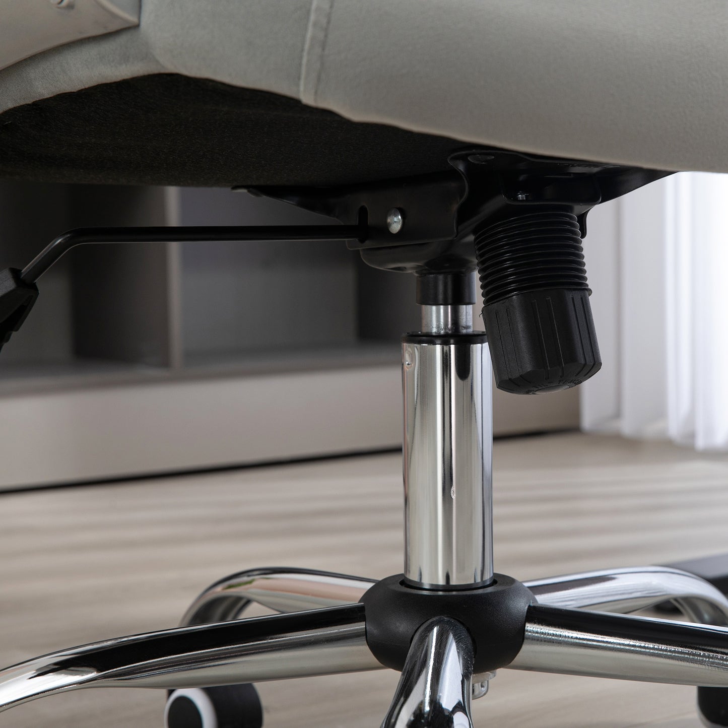 Velvet Tufted Swivel Office Chair with Adjustable Height and Tilt Function in Light Gray